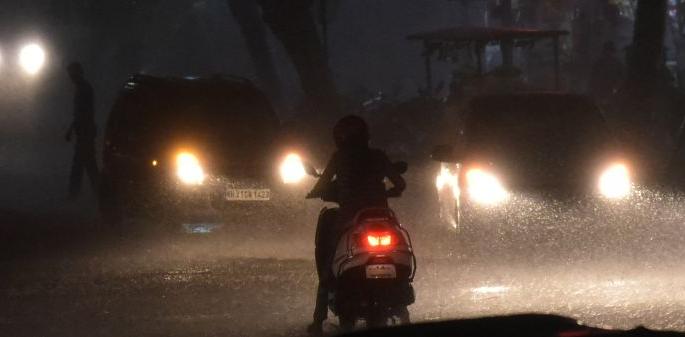 Strong entry of monsoon in Nagpur: roads, gutters filled with rain water | नागपुरात मान्सूनची दमदार एन्ट्री : रस्ते, नाले तुडुंब