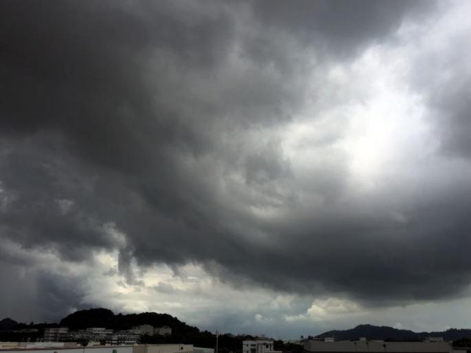 Increased heat due to humidity and extreme temperatures Chance of rain in Pune in two-three days | हवेतील आर्द्रता अन् कमाल तापमानामुळे वाढला उकाडा; दोन-तीन दिवसांमध्ये पुण्यात पावसाची शक्यता Increased heat due to humidity and extreme temperatures Chance of rain in Pune in two-three days | हवेतील आर्द्रता अन् कमाल तापमानामुळे वाढला उकाडा; दोन-तीन दिवसांमध्ये पुण्यात पावसाची शक्यता