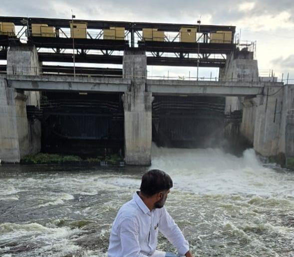 No canals, citizens angry over release of water in Godavari in kopargaon | कालव्यांना नाही, गोदावरीत पाणी सोडल्याने नागरिक संतप्त No canals, citizens angry over release of water in Godavari in kopargaon | कालव्यांना नाही, गोदावरीत पाणी सोडल्याने नागरिक संतप्त