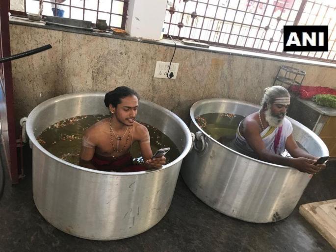 Pooja performed at Someshwara temple in Halasuru yesterday for better monsoon | येरे येरे पावसा! चांगल्या मान्सूनसाठी पाण्याने भरलेल्या भांड्यात बसून केली पूजा Pooja performed at Someshwara temple in Halasuru yesterday for better monsoon | येरे येरे पावसा! चांगल्या मान्सूनसाठी पाण्याने भरलेल्या भांड्यात बसून केली पूजा