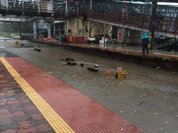 Kalyan-Dombivali heavy rain | Mumbai Rains: कल्याण-डोंबिवलीत मुसळधार पाऊस, दोन्ही स्थानकांतील रुळ पाण्याखाली Kalyan-Dombivali heavy rain | Mumbai Rains: कल्याण-डोंबिवलीत मुसळधार पाऊस, दोन्ही स्थानकांतील रुळ पाण्याखाली