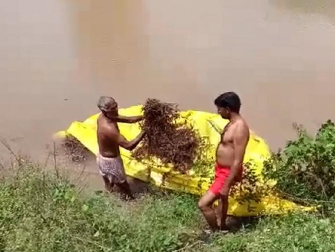 Flood : The level of Purna river rise, three villages were flooded | flood : पूर्णा नदीची पातळी वाढली, तीन गावांना पडला पुराचा वेढा Flood : The level of Purna river rise, three villages were flooded | flood : पूर्णा नदीची पातळी वाढली, तीन गावांना पडला पुराचा वेढा