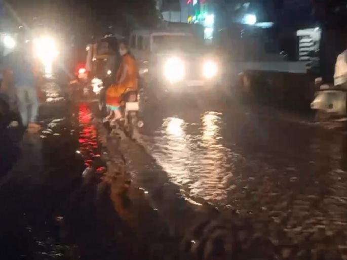 Rainfall in Aurangabad : 25 mm in 12 minutes; The city was hit by heavy rains again | १२ मिनिटांत २५ मि.मी.; ढगफुटीच्या वेगात पुन्हा शहराला पावसाने झोडपले Rainfall in Aurangabad : 25 mm in 12 minutes; The city was hit by heavy rains again | १२ मिनिटांत २५ मि.मी.; ढगफुटीच्या वेगात पुन्हा शहराला पावसाने झोडपले