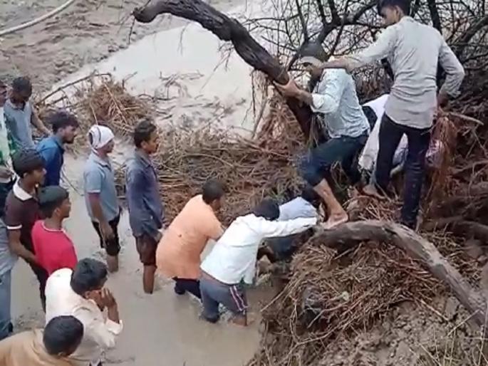 The bullock cart overturned in flood at Kannad, the bodies of one women, girl were found, the girl disappeared | पाऊस ठरला काळ ! पुरात मजुरांची बैलगाडी उलटली, दोघींचे मृतदेह सापडले, मुलगी गायब The bullock cart overturned in flood at Kannad, the bodies of one women, girl were found, the girl disappeared | पाऊस ठरला काळ ! पुरात मजुरांची बैलगाडी उलटली, दोघींचे मृतदेह सापडले, मुलगी गायब