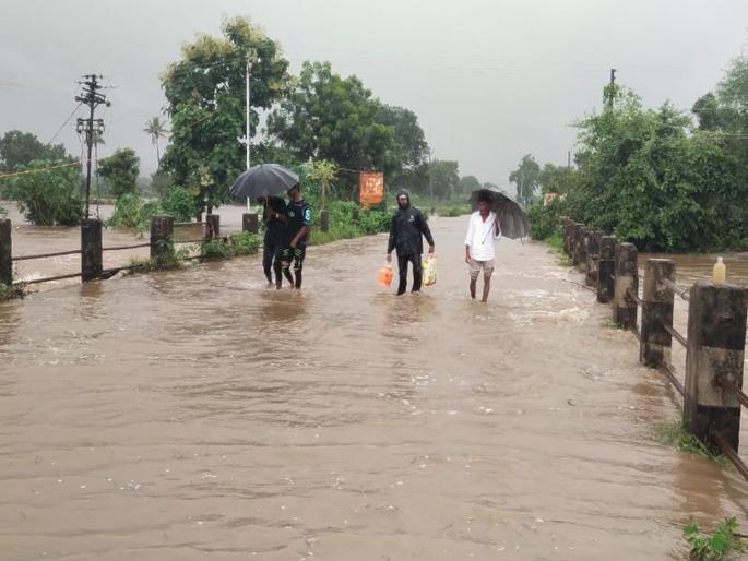 Heavy rains in Hingoli! Siddheshwar-Isapur dam gates opened, traffic disrupted, holiday declared for schools! | हिंगोलीत पावसाचा हाहाकार! धरणांचे दरवाजे उघडले, शेतजमिनी-घरे पाण्याखाली, शाळांना सुटी! Heavy rains in Hingoli! Siddheshwar-Isapur dam gates opened, traffic disrupted, holiday declared for schools! | हिंगोलीत पावसाचा हाहाकार! धरणांचे दरवाजे उघडले, शेतजमिनी-घरे पाण्याखाली, शाळांना सुटी!