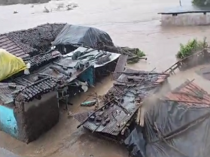 Flood situation in Nanded district; 72 villages lost contact; Many ways closed | नांदेड जिल्ह्यामध्ये पूरस्थिती; ७२ गावांचा संपर्क तुटला, अनेक मार्ग बंद Flood situation in Nanded district; 72 villages lost contact; Many ways closed | नांदेड जिल्ह्यामध्ये पूरस्थिती; ७२ गावांचा संपर्क तुटला, अनेक मार्ग बंद