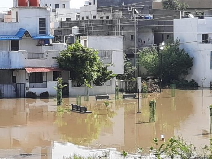 ‘Home on the Island’; Houses in Satara area locked down due to rain water | ‘बेटावर घर’; पावसाच्या पाण्यामुळे सातारा परिसरातील घरे लॉकडाऊन ‘Home on the Island’; Houses in Satara area locked down due to rain water | ‘बेटावर घर’; पावसाच्या पाण्यामुळे सातारा परिसरातील घरे लॉकडाऊन