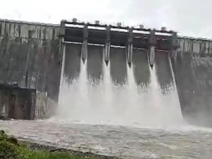 At midnight it rained; Discharge from Bhandardara Nilawanda dam begins | मध्यरात्री पावसाने झोडपले; भंडारदरा निळवंडेतून विसर्ग सुरू At midnight it rained; Discharge from Bhandardara Nilawanda dam begins | मध्यरात्री पावसाने झोडपले; भंडारदरा निळवंडेतून विसर्ग सुरू