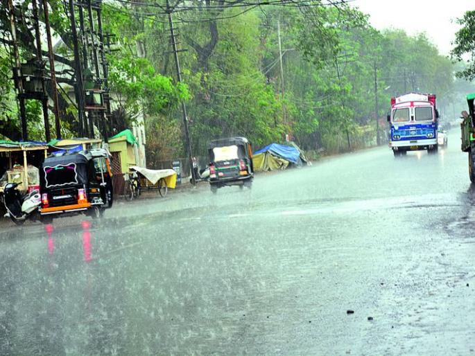 Rainfall in Akola for 15 minutes; Crashing of professionals! | अकोल्यात १५ मिनिटे धुवाधार पाऊस; व्यावसायिकांची उडाली दाणदाण! Rainfall in Akola for 15 minutes; Crashing of professionals! | अकोल्यात १५ मिनिटे धुवाधार पाऊस; व्यावसायिकांची उडाली दाणदाण!