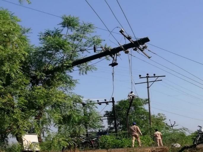 Strike the heavy rain in five taluka including Baramati | बारामतीसह पाच तालुक्यातील वादळी पावसाचा वीजयंत्रणेला तडाखा