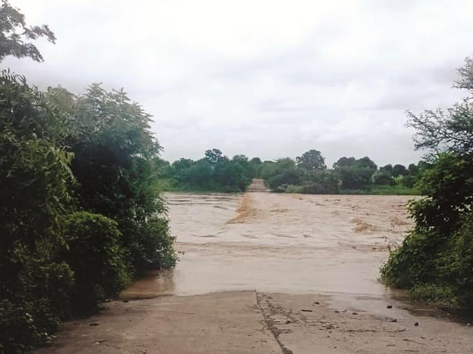 Heavy rain in Hingoli district; water overflows from bridges near Bhagwati, Varudchakrapan | हिंगोली जिल्ह्यात जोरदार पाऊस; भगवती, वरूडचक्रपानजवळील पुलावरून पाणी Heavy rain in Hingoli district; water overflows from bridges near Bhagwati, Varudchakrapan | हिंगोली जिल्ह्यात जोरदार पाऊस; भगवती, वरूडचक्रपानजवळील पुलावरून पाणी