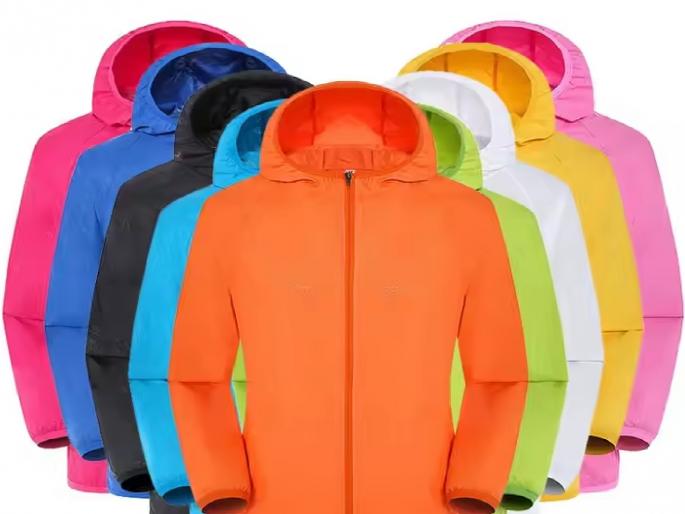 Dress well even in the rainy season! Ditch the raincoat and prefer the 'sporty look' | पावसाळ्यातही झकास पेहराव! रेनकोटने कात टाकली ‘स्पोर्टी लूक’ला अधिक पसंती Dress well even in the rainy season! Ditch the raincoat and prefer the 'sporty look' | पावसाळ्यातही झकास पेहराव! रेनकोटने कात टाकली ‘स्पोर्टी लूक’ला अधिक पसंती