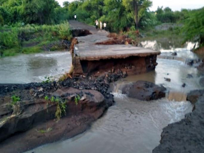 Baliraja was relieved by the presence of heavy rain in Parabhani District | दमदार पावसाच्या हजेरीने बळीराजा सुखावला Baliraja was relieved by the presence of heavy rain in Parabhani District | दमदार पावसाच्या हजेरीने बळीराजा सुखावला