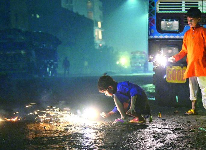 Firework in rains at Nagpur on Diwali | पावसात झाली आतषबाजी : दिवाळीच्या दिवशी नागपुरात पाऊस Firework in rains at Nagpur on Diwali | पावसात झाली आतषबाजी : दिवाळीच्या दिवशी नागपुरात पाऊस