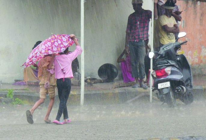 Rainfall disrupts Diwali shopping in Nagpur | नागपुरात दिवाळीच्या खरेदीत पावसाचे विघ्न Rainfall disrupts Diwali shopping in Nagpur | नागपुरात दिवाळीच्या खरेदीत पावसाचे विघ्न