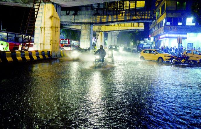 Rainfall with lightening and thundering in Nagpur | नागपुरात गरजत बरसत आला पाऊस Rainfall with lightening and thundering in Nagpur | नागपुरात गरजत बरसत आला पाऊस