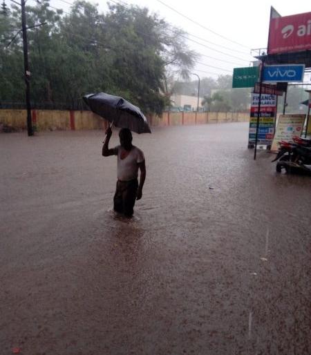 Half an hour of rain washed away Nagpur | अर्ध्या तासाच्या पावसाने नागपूरला धुतले