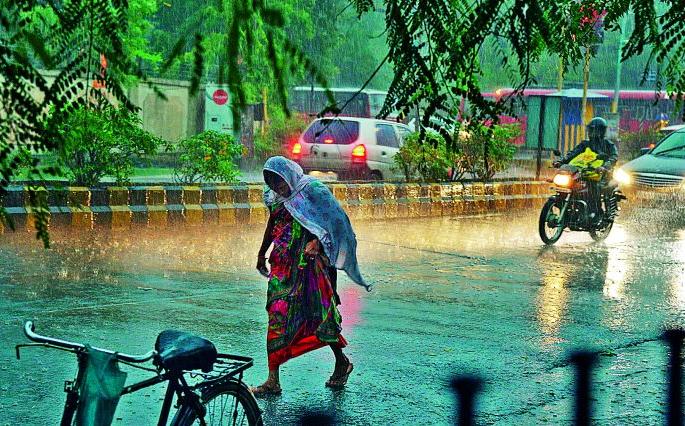 Lastly Rainfall in Nagpur , decreased humidity | नागपुरात अखेर बरसल्या सरी, उकाडा झाला कमी