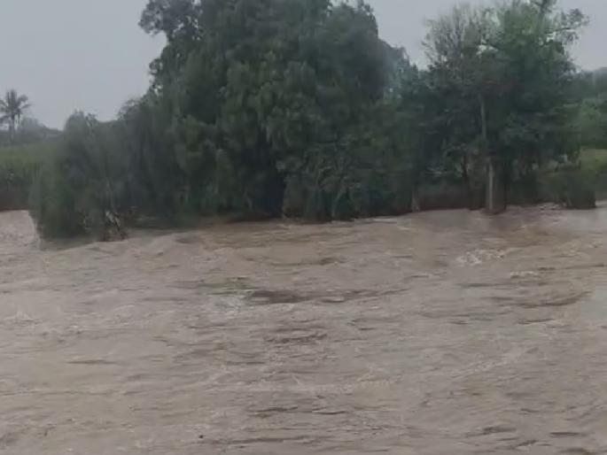 Heavy rains again in Sillod taluka; 8 villages lost contact due to flooding of Purna-Khelna rivers | सिल्लोड तालुक्यात पुन्हा अतिवृष्टी; पूर्णा-खेळणा नद्यांच्या पुराने ८ गावांचा संपर्क तुटला Heavy rains again in Sillod taluka; 8 villages lost contact due to flooding of Purna-Khelna rivers | सिल्लोड तालुक्यात पुन्हा अतिवृष्टी; पूर्णा-खेळणा नद्यांच्या पुराने ८ गावांचा संपर्क तुटला