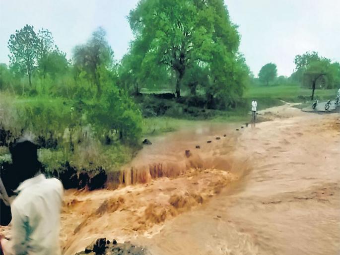 The sky burst, record heavy rainfall in Marathwada, Crops in 5320 villages flooded; Rain for the whole week | आभाळ फाटले, अतिवृष्टीचा विक्रम! ५३२० गावांतील पिकांचा चिखल; संपूर्ण आठवडा पावसाचा... The sky burst, record heavy rainfall in Marathwada, Crops in 5320 villages flooded; Rain for the whole week | आभाळ फाटले, अतिवृष्टीचा विक्रम! ५३२० गावांतील पिकांचा चिखल; संपूर्ण आठवडा पावसाचा...