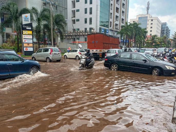 flood like condition in goa two people were died the roads were damaged | पूरसदृश स्थिती; दोघे ठार, रस्ते खचले, दरडी कोसळल्या flood like condition in goa two people were died the roads were damaged | पूरसदृश स्थिती; दोघे ठार, रस्ते खचले, दरडी कोसळल्या