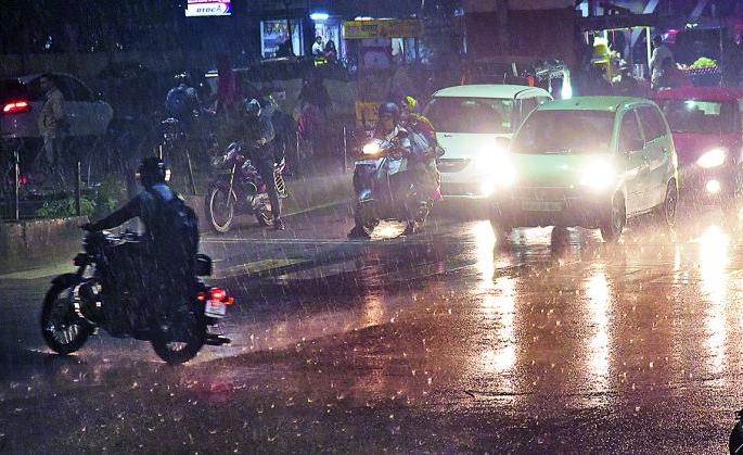 It rained in Nagpur, the cold increased | नागपुरात पाऊस आला, थंडी वाढली It rained in Nagpur, the cold increased | नागपुरात पाऊस आला, थंडी वाढली