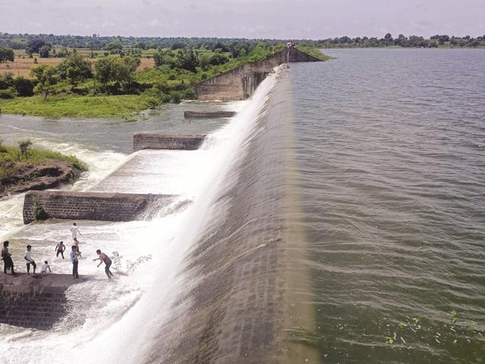 Varun Raja wreaks havoc on Jalana continues; Water enters many houses, 26 people rescued from flood | जालन्यावर वरुणराजाचा कहर सुरूच; अनेकांच्या घरांत पाणी, २६ जणांना पुरातून वाचवले