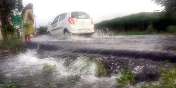 Many localities in Nagpur are under water due to heavy rains | नागपुरात जोराच्या पावसामुळे अनेक वस्त्या जलमय Many localities in Nagpur are under water due to heavy rains | नागपुरात जोराच्या पावसामुळे अनेक वस्त्या जलमय
