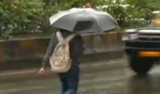 Entry of stormy rain with gusts of wind | सोसाट्याच्या वाऱ्यासह वादळी पावसाची एन्ट्री