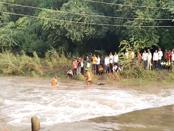 Shedel-Tupdi bridge under water due to heavy rain; Two rescued in flood, search for one | पावसाचा कहर! शेडाेळ-तुपडी पूल पाण्याखाली; पुरात वाहून गेलेले दाेघे बचावले, एकाचा शोध सुरु Shedel-Tupdi bridge under water due to heavy rain; Two rescued in flood, search for one | पावसाचा कहर! शेडाेळ-तुपडी पूल पाण्याखाली; पुरात वाहून गेलेले दाेघे बचावले, एकाचा शोध सुरु