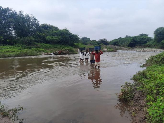 Pour excess rain on fertile soil; 7,000 hectares of land in Marathwada was washed away | सुपीक जमिनीवर अतिवृष्टीचा घाला; मराठवाड्यात ७ हजार हेक्टर जमीन गेली वाहून Pour excess rain on fertile soil; 7,000 hectares of land in Marathwada was washed away | सुपीक जमिनीवर अतिवृष्टीचा घाला; मराठवाड्यात ७ हजार हेक्टर जमीन गेली वाहून