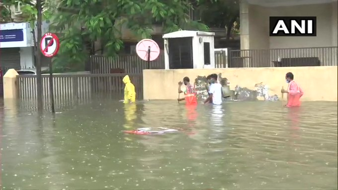 All offices in Mumbai except essential services, establishments closed, Mumbai Municipal Corporation information | Mumbai Rains: अत्यावश्यक सेवा वगळता सर्व कार्यालये, आस्थापने बंद; महापालिकेकडून नागरिकांना आवाहन All offices in Mumbai except essential services, establishments closed, Mumbai Municipal Corporation information | Mumbai Rains: अत्यावश्यक सेवा वगळता सर्व कार्यालये, आस्थापने बंद; महापालिकेकडून नागरिकांना आवाहन