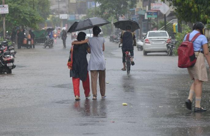 Torrential rains in Nagpur | नागपुरात मुसळधार पावसाने झोडपले