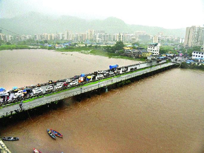  Screwed !! The traffic system collapsed due to the rain | झोडपले!! पावसामुळे वाहतूक व्यवस्था कोलमडली