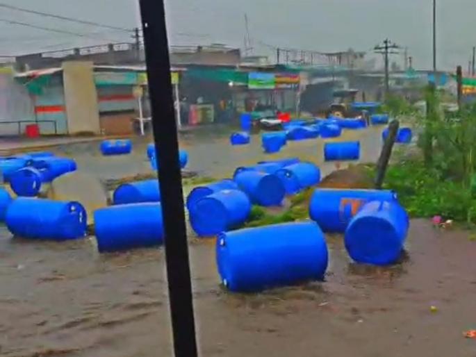 Vashim: Karanja city rains in abundance; Tanks were also washed away in the water... | Vashim: कारंजा शहरात पाऊस मनसोक्त बरसला; पाण्यात टाक्याही वाहून गेल्या... Vashim: Karanja city rains in abundance; Tanks were also washed away in the water... | Vashim: कारंजा शहरात पाऊस मनसोक्त बरसला; पाण्यात टाक्याही वाहून गेल्या...