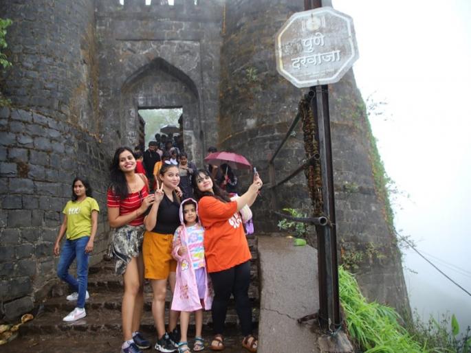 Rain in Pune Tourists' monsoon celebration at Sinhagad; Queues of vehicles on Ghat Road | Rain in Pune: सिंहगडावर पर्यटकांचे पावसाळी सेलिब्रेशन; घाट रस्त्यावर वाहनांच्या रांगा Rain in Pune Tourists' monsoon celebration at Sinhagad; Queues of vehicles on Ghat Road | Rain in Pune: सिंहगडावर पर्यटकांचे पावसाळी सेलिब्रेशन; घाट रस्त्यावर वाहनांच्या रांगा