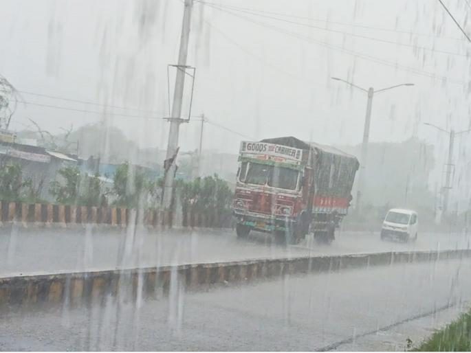 Parbhanikar was pelted with rain for half an hour | परभणीकरांना अर्धा तास पावसाने झोडपले Parbhanikar was pelted with rain for half an hour | परभणीकरांना अर्धा तास पावसाने झोडपले