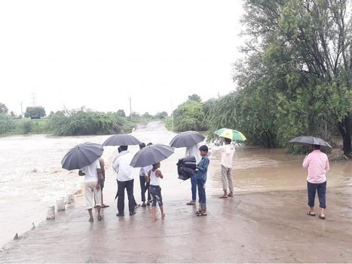 Where the water is dying! Changes in rainfall criteria for the benefit of crop insurance companies | पाणी कुठं मरतंय ! पीक विमा कंपन्यांच्या भल्यासाठी पर्जन्यमानाच्या निकषांत बदल Where the water is dying! Changes in rainfall criteria for the benefit of crop insurance companies | पाणी कुठं मरतंय ! पीक विमा कंपन्यांच्या भल्यासाठी पर्जन्यमानाच्या निकषांत बदल