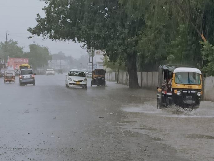 Heavy rain for one and a half hours in Parbhani, Pathri, crops were hit hard | परभणी, पाथरीत दीड तास मुसळधार पाऊस, पिकांना मोठा फटका Heavy rain for one and a half hours in Parbhani, Pathri, crops were hit hard | परभणी, पाथरीत दीड तास मुसळधार पाऊस, पिकांना मोठा फटका