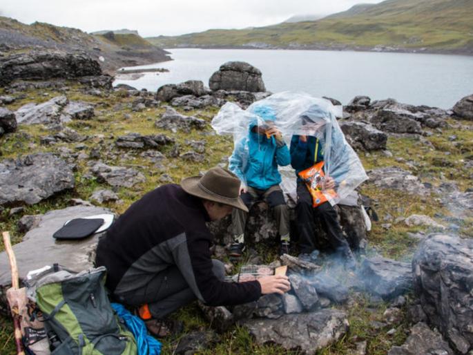 7 things should remember while trek or picnic in monsoon | पावसात फिरायला जाताना 'या' ७ गोष्टींकडे दुर्लक्ष करणं पडू शकतं महागात!