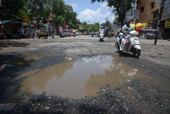 Bad condition of roads due to light rain in Nagpur | नागपुरात जराशा पावसाने रस्त्यांची दुर्दशा Bad condition of roads due to light rain in Nagpur | नागपुरात जराशा पावसाने रस्त्यांची दुर्दशा