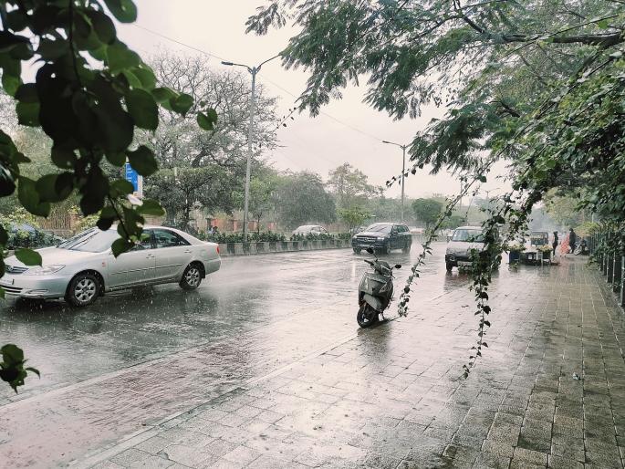 Rain in Pune: The storm has passed! Rain in most parts of Pune; Bikers, be careful... | वादळ वारं सुटलं गं! पुण्यात बहुतांश भागात पावसाची हजेरी; दुचाकीचालकांनो, जरा सांभाळूनच...