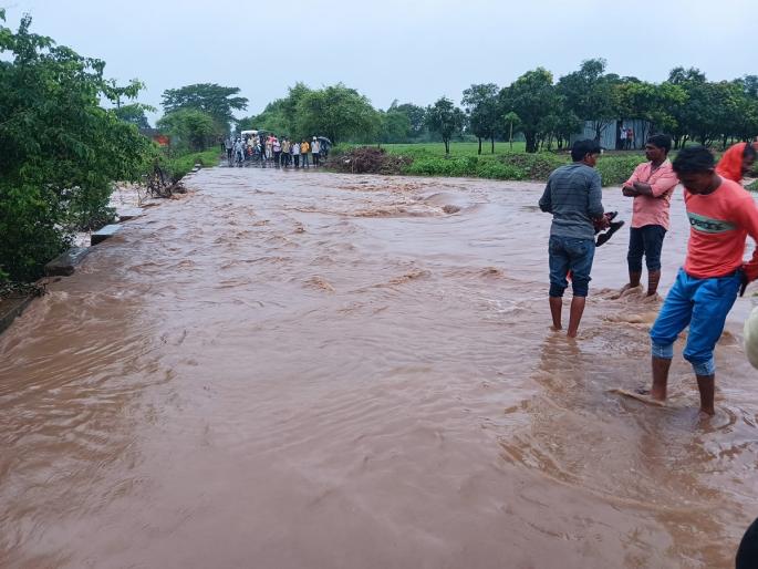 Heavy rains in Digrus area of Hingoli; Communication of five villages was lost, traffic stopped | हिंगोलीतील डिग्रस परिसरात जोरदार पाऊस; पाच गावांचा संपर्क तुटला, वाहतूक ठप्प Heavy rains in Digrus area of Hingoli; Communication of five villages was lost, traffic stopped | हिंगोलीतील डिग्रस परिसरात जोरदार पाऊस; पाच गावांचा संपर्क तुटला, वाहतूक ठप्प