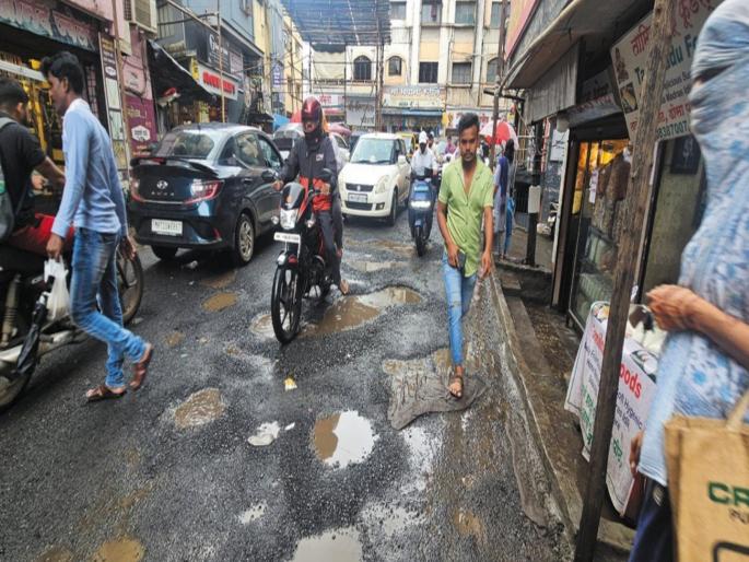 Pune rain news Water-filled potholes are unpredictable; Drivers are shocked by accidents in Wanawadi | Pune rain news : पाण्याने भरलेल्या खड्ड्यांचा येईना अंदाज; वाहनचालक झाले हैराण Pune rain news Water-filled potholes are unpredictable; Drivers are shocked by accidents in Wanawadi | Pune rain news : पाण्याने भरलेल्या खड्ड्यांचा येईना अंदाज; वाहनचालक झाले हैराण