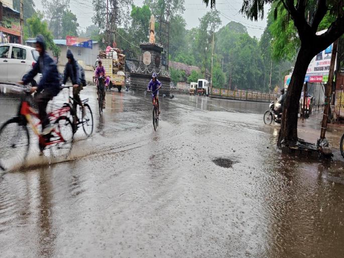 Thunderstorms and rains hit Sangli district; Pomegranates, grapes suffer major damage | मेघगर्जनेसह पावसाने सांगली जिल्ह्याला झोडपले; डाळिंब, द्राक्षाचे मोठे नुकसान Thunderstorms and rains hit Sangli district; Pomegranates, grapes suffer major damage | मेघगर्जनेसह पावसाने सांगली जिल्ह्याला झोडपले; डाळिंब, द्राक्षाचे मोठे नुकसान