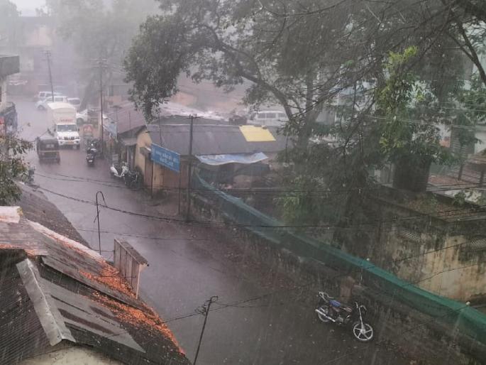 there was heavy rain in wind and lightning In Satara, power supply was interrupted | साताऱ्यात वारे अन् विजांच्या कडकडाटात बरसला वळीव, वीजपुरवठा खंडित there was heavy rain in wind and lightning In Satara, power supply was interrupted | साताऱ्यात वारे अन् विजांच्या कडकडाटात बरसला वळीव, वीजपुरवठा खंडित