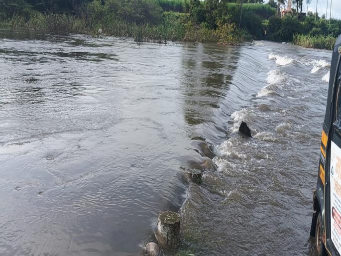 Return of rains in Satara district Roads in Maan, Khatav closed | सातारा जिल्ह्यात परतीच्या पावसाचा धुमाकूळ; माण, खटावमधील रस्ते बंद ! Return of rains in Satara district Roads in Maan, Khatav closed | सातारा जिल्ह्यात परतीच्या पावसाचा धुमाकूळ; माण, खटावमधील रस्ते बंद !