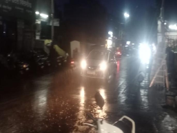 Heavy rain again in the area including Satara city | सातारा शहरात पुन्हा जोर‘धार’!, सर्वत्र पाणीच पाणी; नागरिकांची धावपळ, विक्रेत्यांचे हाल  Heavy rain again in the area including Satara city | सातारा शहरात पुन्हा जोर‘धार’!, सर्वत्र पाणीच पाणी; नागरिकांची धावपळ, विक्रेत्यांचे हाल