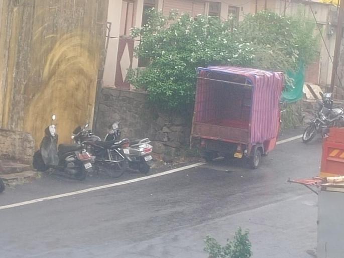 Torrential rain for four consecutive days in Satara | साताऱ्यात ढगांच्या गडगडात वळीव बरसला, सलग चौथ्या दिवशी पावसाची हजेरी   Torrential rain for four consecutive days in Satara | साताऱ्यात ढगांच्या गडगडात वळीव बरसला, सलग चौथ्या दिवशी पावसाची हजेरी