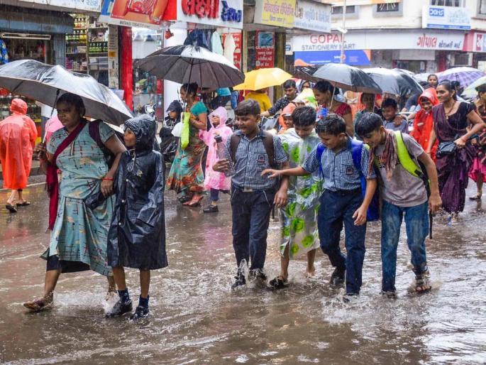All schools and colleges in Ratnagiri declared holiday on Monday due to heavy rains | मुसळधार पावसामुळे रत्नागिरीतील सर्व शाळा, महाविद्यालयांना सोमवारी सुट्टी जाहीर All schools and colleges in Ratnagiri declared holiday on Monday due to heavy rains | मुसळधार पावसामुळे रत्नागिरीतील सर्व शाळा, महाविद्यालयांना सोमवारी सुट्टी जाहीर